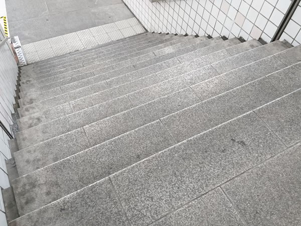 階段滑り止めビフォー